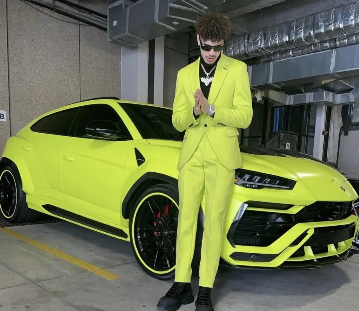 Electric-lime Lamborghini Urus by Custom Car Garage