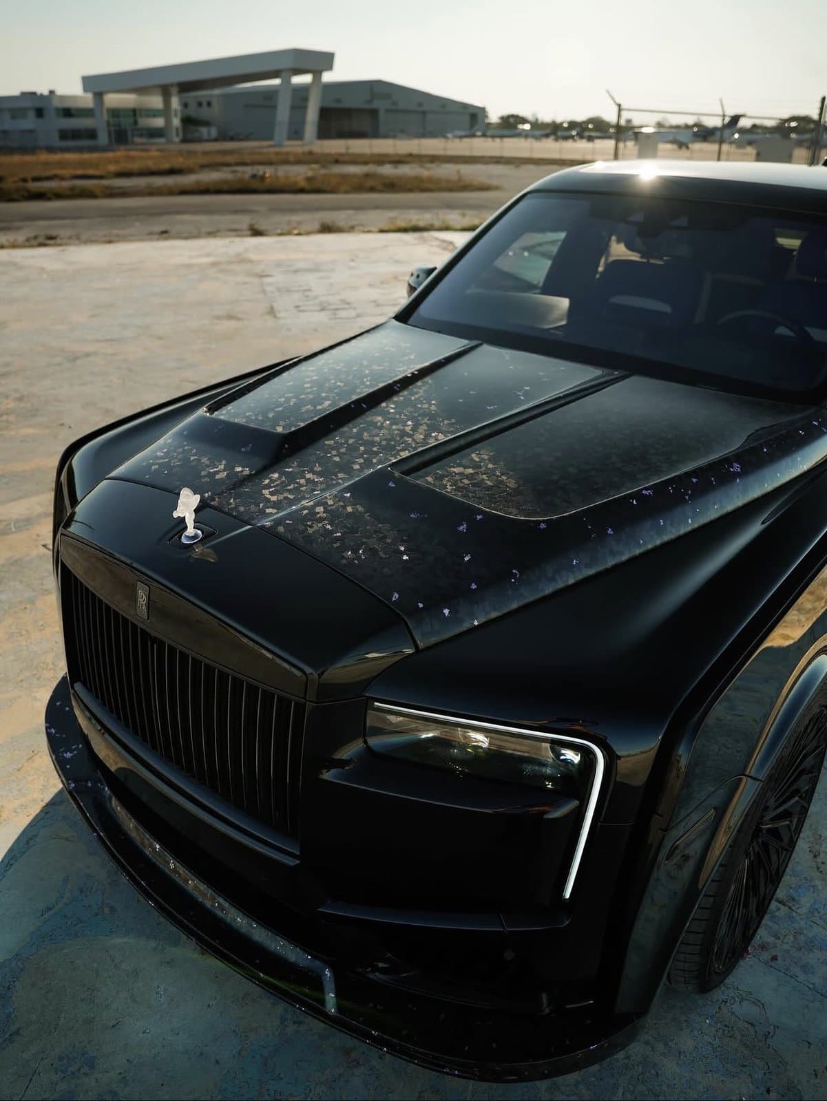 Rolls-Royce Cullinan fitted with the Venuum body kit (01)