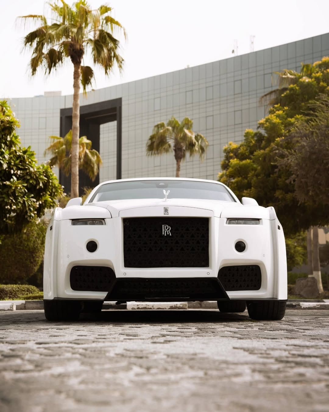 White Rolls-Royce Wraith with Venuum body kit under palms (13)